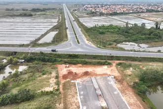 Tuyến đường ngang nối đông tây thành phố Đồng Hới (Quảng Bình) xây dựng rộng rãi, khang trang nhưng phải bỏ dở vì không được đấu nối với đường tránh BOT.