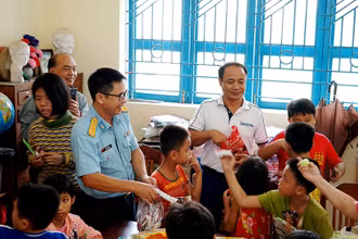 Đại diện Công đoàn cơ sở Nhà máy A32, Quân chủng Phòng không-Không quân tặng quà các cháu ở Làng trẻ Hy Vọng.