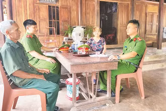 Công an xã Kim Sơn 2 luôn bám dân, bám cơ sở, tích cực lắng nghe tâm tư, nguyện vọng của nhân dân.