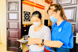 Cán bộ Bảo hiểm xã hội thành phố Hải Phòng tuyên truyền về chính sách bảo hiểm đối với người lao động.
