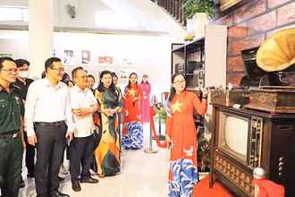Đại biểu xem trưng bày “Âm thanh xưa”.