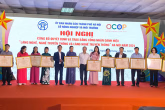 Trao Bằng công nhận danh hiệu "Làng nghề, Nghề truyền thống và Làng nghề truyền thống" Hà Nội năm 2024.