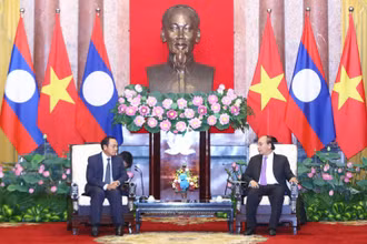 Chủ tịch nước Nguyễn Xuân Phúc tiếp đồng chí Bounthong Chitmany, Ủy viên Bộ Chính trị, Thường trực Ban Bí thư Trung ương Đảng Nhân dân cách mạng Lào, Phó Chủ tịch nước Cộng hòa dân chủ Nhân dân Lào. Ảnh: VPCTN