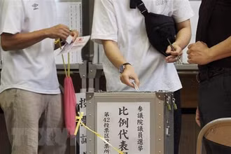 Cử tri bỏ phiếu trong cuộc bầu cử Thượng viện tại Tokyo, Nhật Bản ngày 10/7/2022. (Ảnh: AFP/TTXVN)