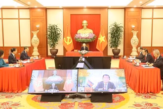 Tổng Bí thư Nguyễn Phú Trọng điện đàm với Chủ tịch Đảng Nhân dân Campuchia, Thủ tướng Chính phủ Vương quốc Campuchia Hun Sen. (Ảnh: TTXVN)