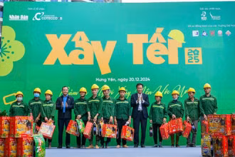 Đồng chí Nguyễn Đình Khang, Ủy viên Trung ương Đảng, Chủ tịch Tổng Liên đoàn Lao động Việt Nam và đồng chí Nguyễn Hữu Nghĩa, Ủy viên Trung ương Đảng, Bí thư Tỉnh ủy Hưng Yên tặng quà Tết cho công nhân lao động tại công trường.