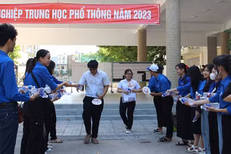 Các thí sinh hoàn thành môn Ngoại ngữ.