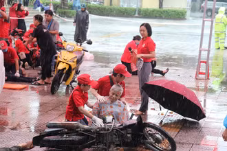 Tình nguyện viên Chữ thập đỏ tham gia diễn tập.