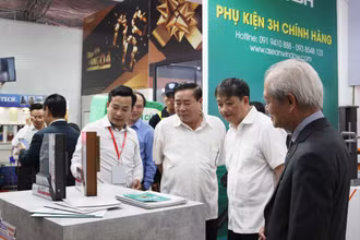 Đại biểu tham quan sản phẩm tại Triển lãm.