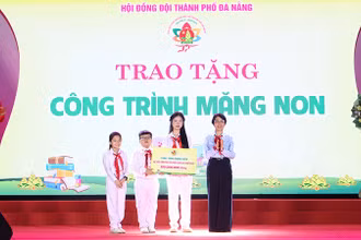 Trao tặng hỗ trợ xóa nhà tạm cho thiếu nhi.