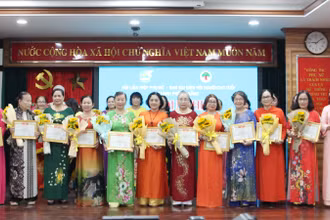 Biểu dương các gương phụ nữ tiêu biểu.