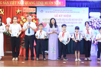 Tặng thưởng cho các em có thành tích xuất sắc đã từng được hỗ trợ phẫu thuật.