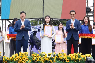 Vinh danh cá nhân “Sinh viên 5 tốt”.