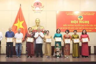 Những cá nhân đạt "Người cao tuổi làm kinh tế giỏi" được Trung ương Hội trao tặng danh hiệu 