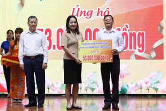 Các đơn vị trao tặng tiền hỗ trợ.