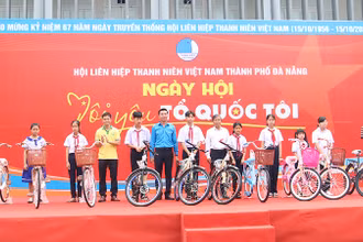 Trao tặng xe đạp cho các em học sinh.