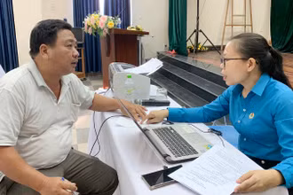 Hướng dẫn người lao động thực hiện các thủ tục.