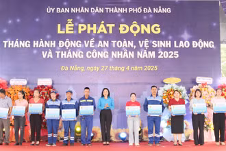Trao hỗ trợ xây dựng, sửa chữa nhà cho đoàn viên, người lao động.