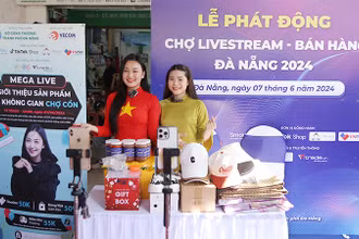 Các tiktoker bán hàng trực tuyến quảng bá sản phẩm tiêu biểu từ chợ.