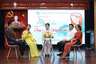 Đại diện các mẹ, con và đơn vị giao lưu, chia sẻ về mô hình.