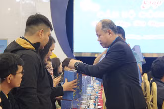 Tặng quà Tết cho cán bộ công đoàn, nghiệp đoàn cơ sở.