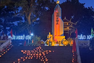 Lễ thắp nến tri ân được tổ chức tại tất cả các nghĩa trang liệt sĩ trên toàn thành phố.