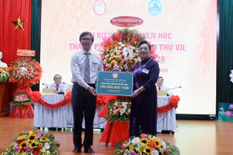 Phó Chủ tịch Hội Khuyến học Việt Nam Phạm Thị Hòe trao tặng học bổng.
