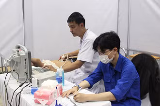 Siêu âm cho người dân đến khám bệnh tại ngày hội.