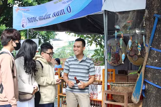Học sinh tìm hiểu về làng nghề nước mắm Nam Ô.