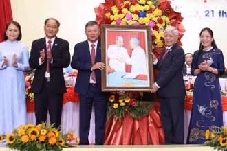 Đồng chí Đỗ Văn Chiến, Ủy viên Bộ Chính trị, Bí thư Trung ương Đảng, Chủ tịch Ủy ban Trung ương Mặt trận Tổ quốc Việt Nam tặng hoa và quà chúc mừng Đại hội.