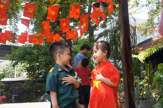 Các em nhỏ được bố mẹ dẫn đi chụp ảnh.