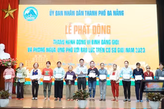 Tặng quà cho chị em phụ nữ khó khăn.