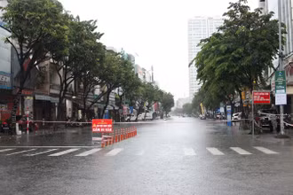 Đường Hàm Nghi (phường Vĩnh Trung, quận Thanh Khê) vẫn đang ngập.