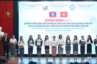 Các quận đón sinh viên Lào về địa phương
