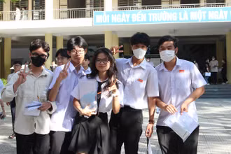 Thí sinh tự tin bước ra khỏi phòng thi.