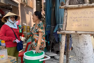 "Điểm" tiếp nước cho người lao động.