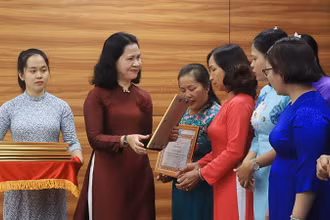 Trao Bằng khen cho các điển hình học tập và làm theo tư tưởng, đạo đức, phong cách Hồ Chí Minh.