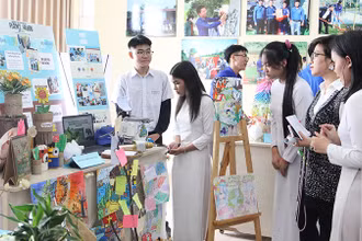 Đội Planet Savers trình bày dự án giành giải Nhất.