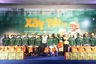 Trong chương trình “Xây Tết 2025”, Báo Nhân Dân phối hợp Công ty Cổ phần Xây dựng Coteccons trao quà Tết cho công nhân tại công trường ở Đà Nẵng. (Ảnh THANH TÂM)