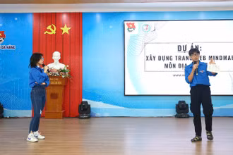 Nhóm học sinh trình bày dự án của mình về chuyển đổi số trong giáo dục.