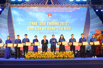 Trao “Giải thưởng 26/3” cho cán bộ đoàn tiêu biểu.