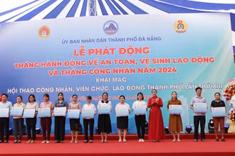 Trao tặng Mái ấm Công đoàn.