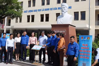 Thăm và khánh thành một công trình số hóa.