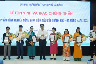 Sở Công thương thành phố Đà Nẵng trao chứng nhận cho các sản phẩm.