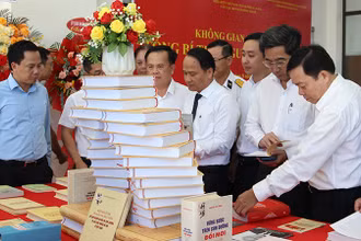 Đại biểu tham quan Không gian văn hóa Tổng Bí thư Nguyễn Phú Trọng.