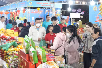 Người lao động hào hứng mua sắm tại Chợ Tết