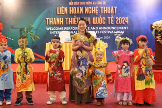 Các em nhỏ trình diễn áo dài.