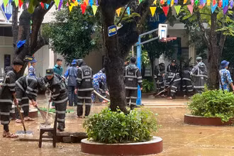 Các lực lượng hỗ trợ trường học dọn vệ sinh.
