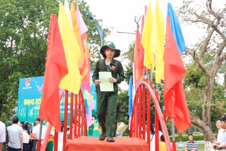 Chiến sĩ nhí bước qua Cầu vinh quang.