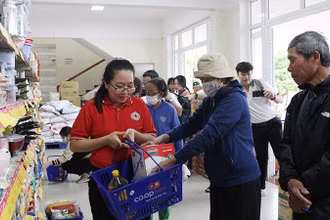 Người dân mua sắm tại “Chợ Tết Nhân ái” 2024.